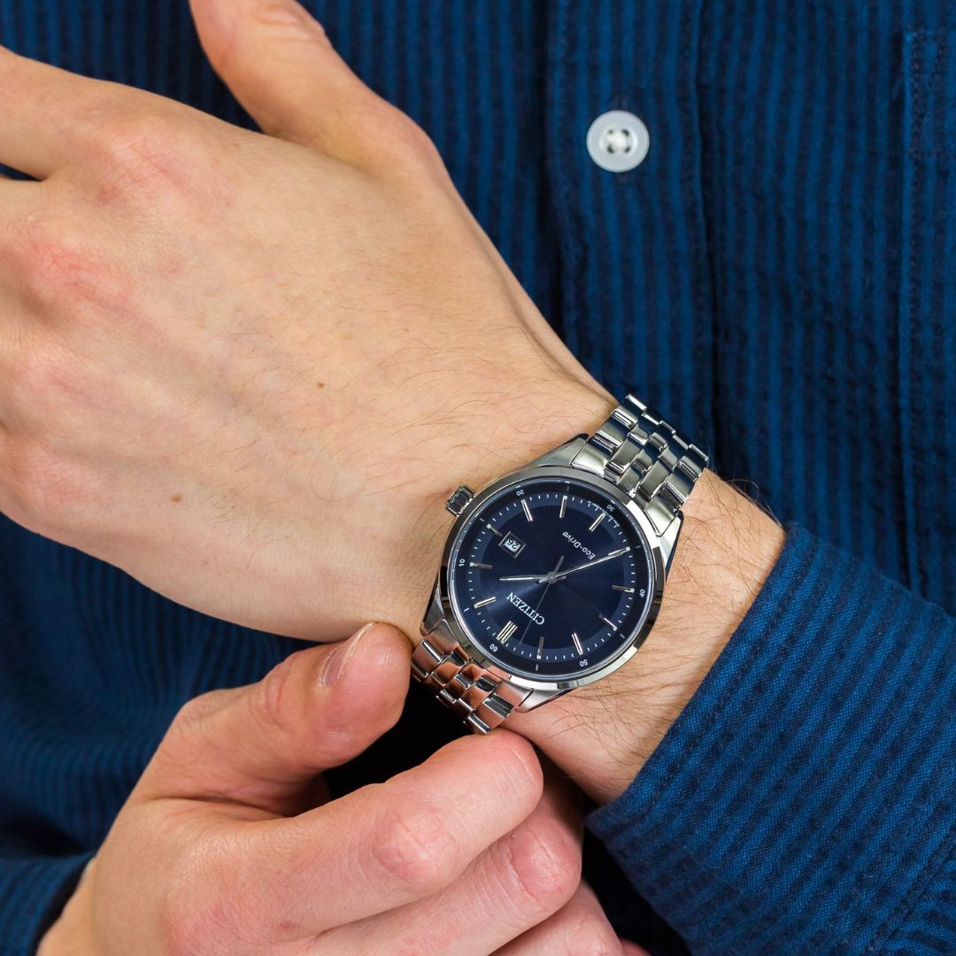 Reloj Citizen BM7251-53L Eco-Drive azul puesto en muñeca de hombre.