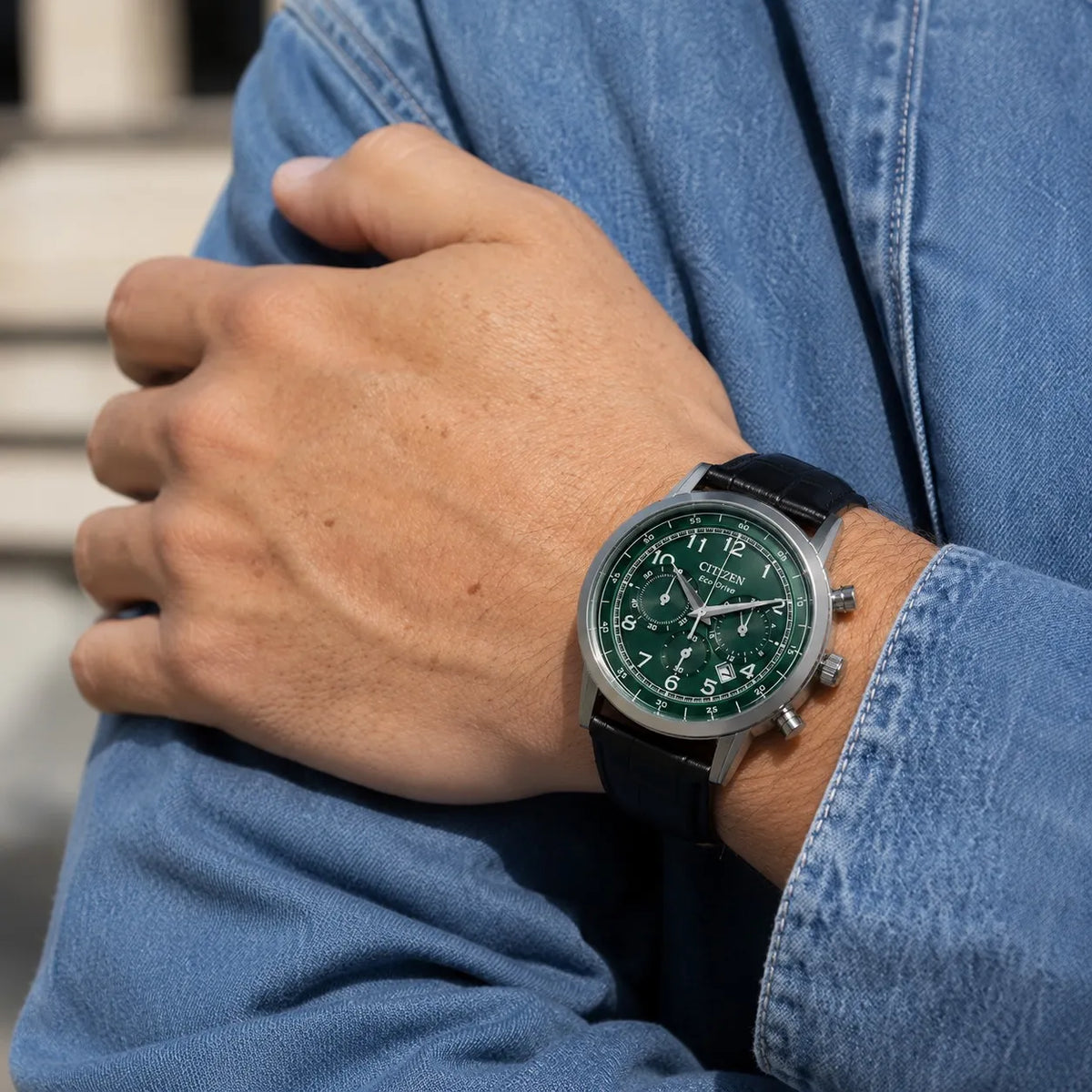 Reloj Citizen Eco-Drive CA4630-02X para hombre con esfera verde y correa de cuero negro.