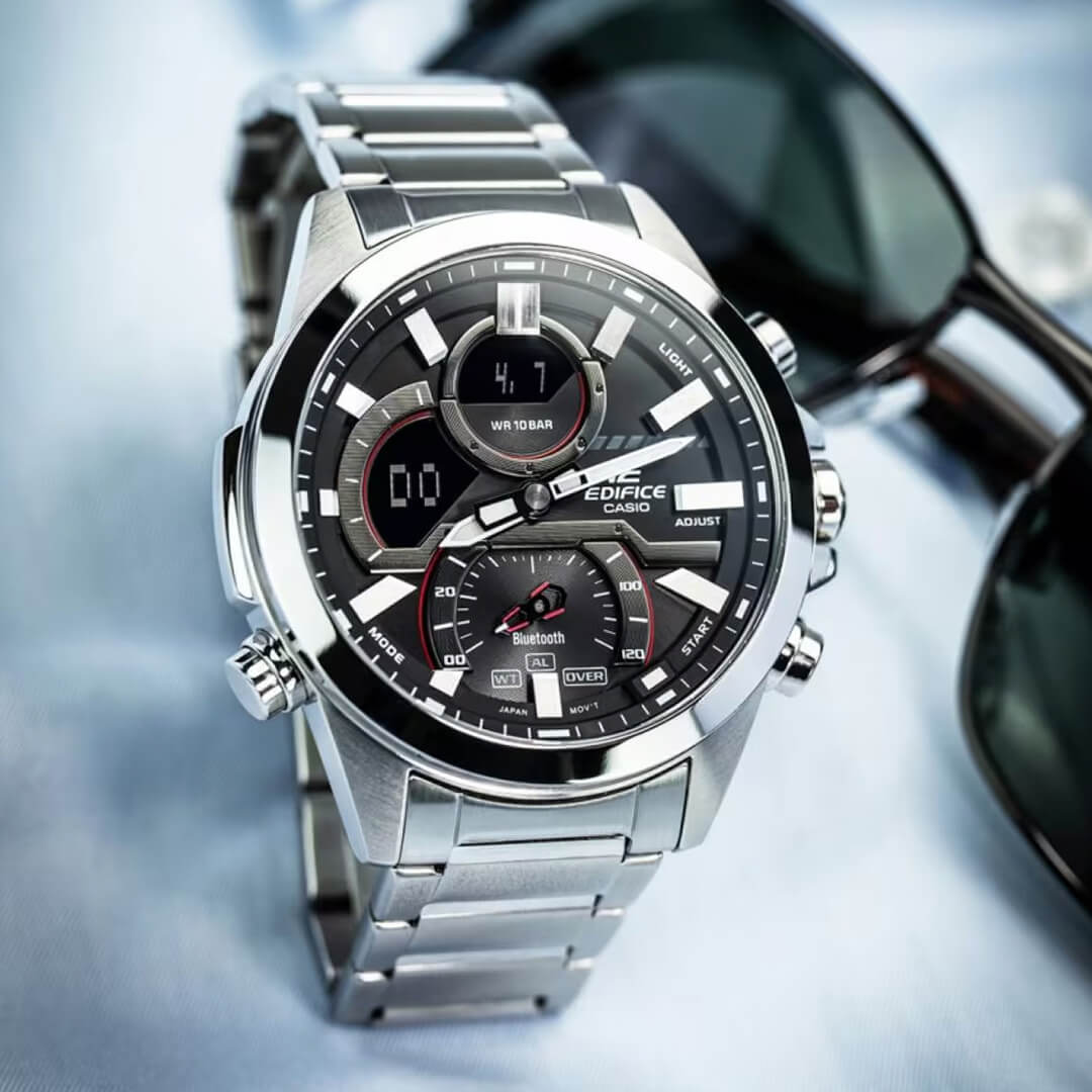 Casio Edifice ECB-30D-1AD con brazalete de acero inoxidable.