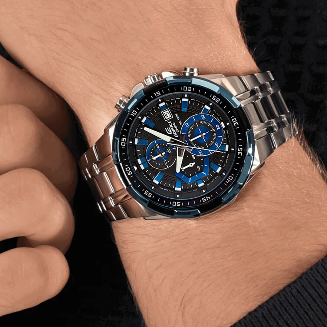 Casio Edifice EFR-539D-1A2 con brazalete de acero inoxidable.