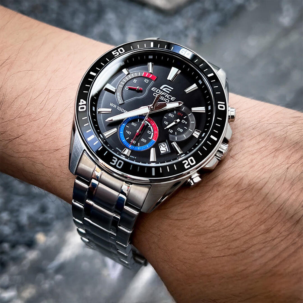 Reloj Edifice EFR-552D-1A3V puesto en la muñeca, estilo deportivo cronógrafo