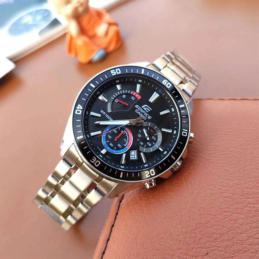 Vista lateral del Reloj Edifice EFR-552D-1A3V con acentos rojos y azules