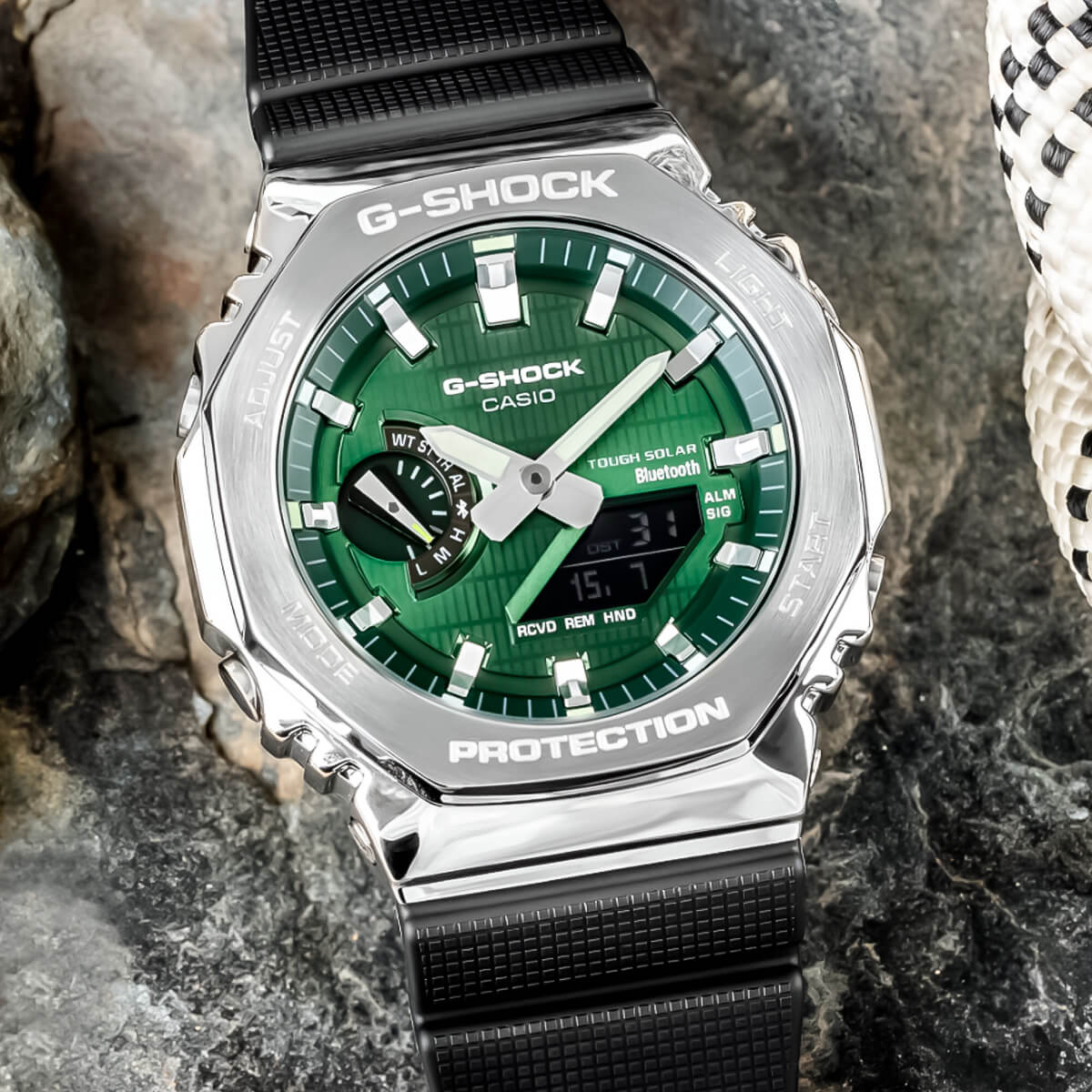 Casio G-Shock GBM-2100A-1A3 con esfera verde y correa de resina.