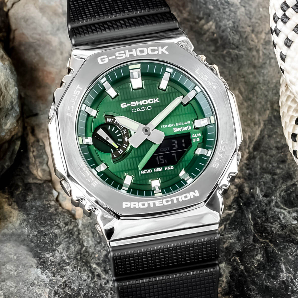 Casio G-Shock GBM-2100A-1A3 con esfera verde y correa de resina.
