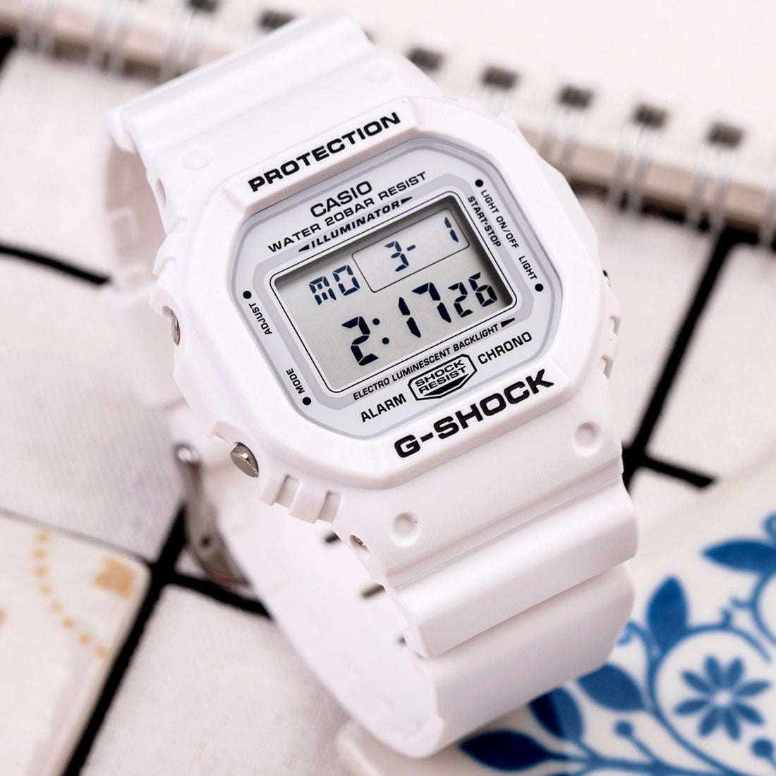 Vista lateral del Reloj G-Shock DW-5600MW-7DR con caja octagonal