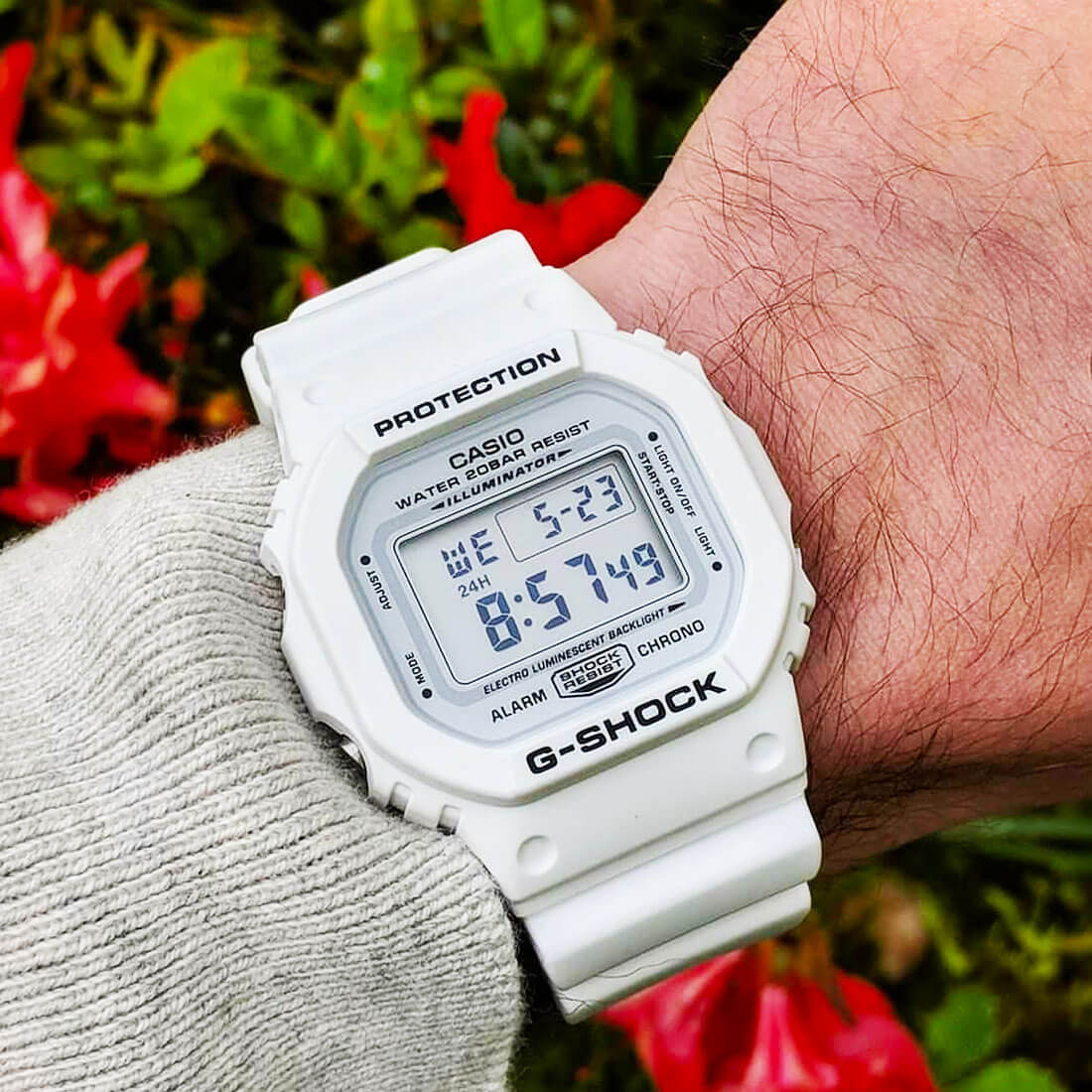 Reloj G-Shock DW-5600MW-7DR puesto en la muñeca, estilo clásico veraniego