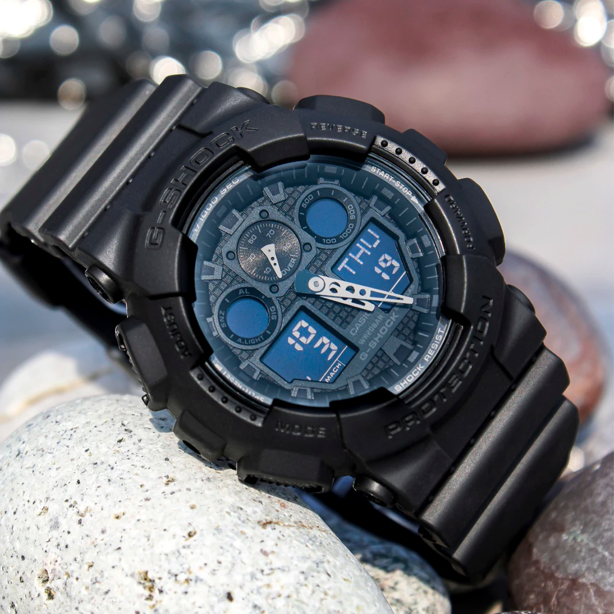 Vista lateral del Reloj G-Shock GA-100-1A1 con botones antideslizantes