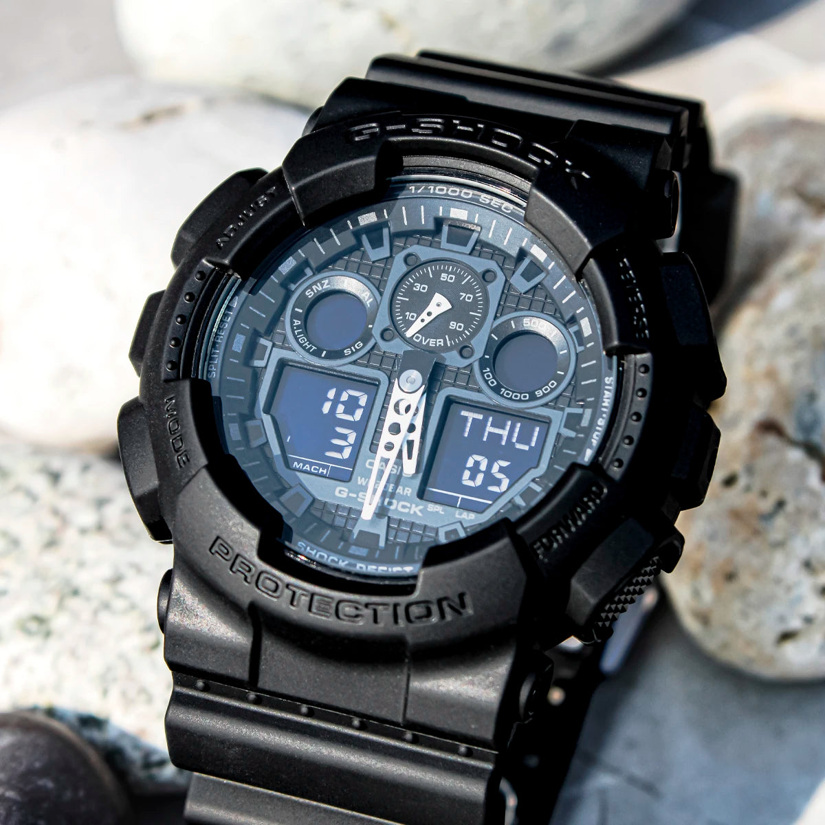 Detalle de las pantallas digitales y velocímetro del Reloj G-Shock GA-100-1A1