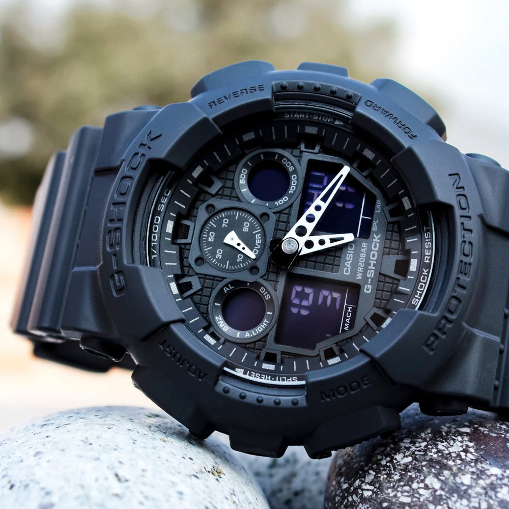 Detalle de las pantallas digitales y velocímetro del Reloj G-Shock GA-100-1A1