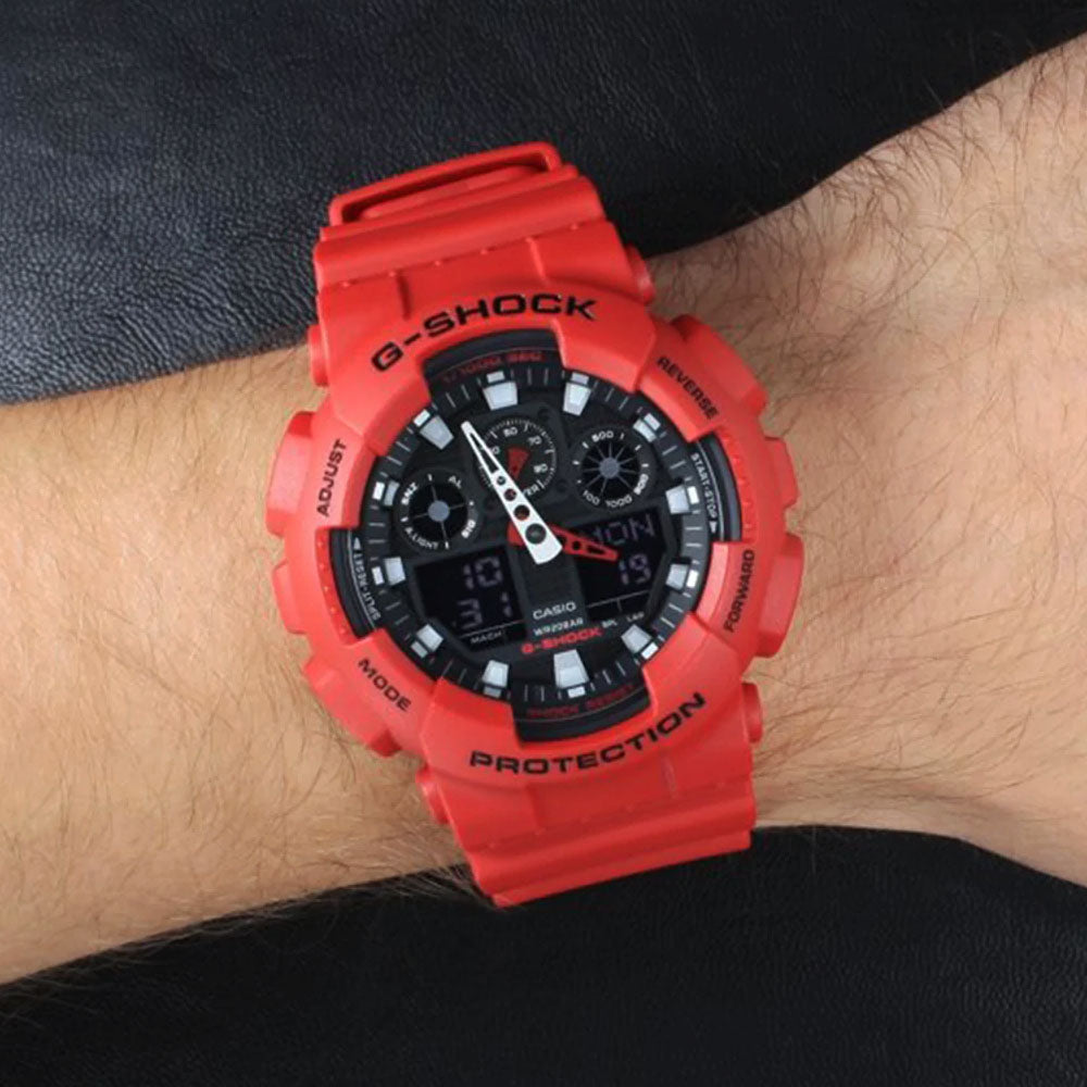Reloj G-Shock GA-100B-4A puesto en la muñeca, estilo deportivo robusto