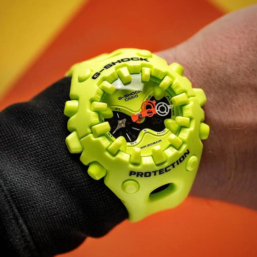 Reloj G-Shock GA-V01-9A puesto en la muñeca, estilo futurista robusto