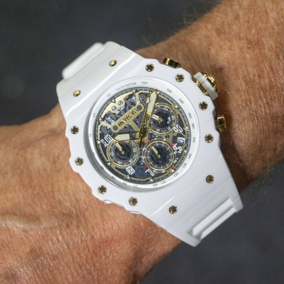 Reloj Invicta Racing 69649 puesto en la muñeca, estilo deportivo racing