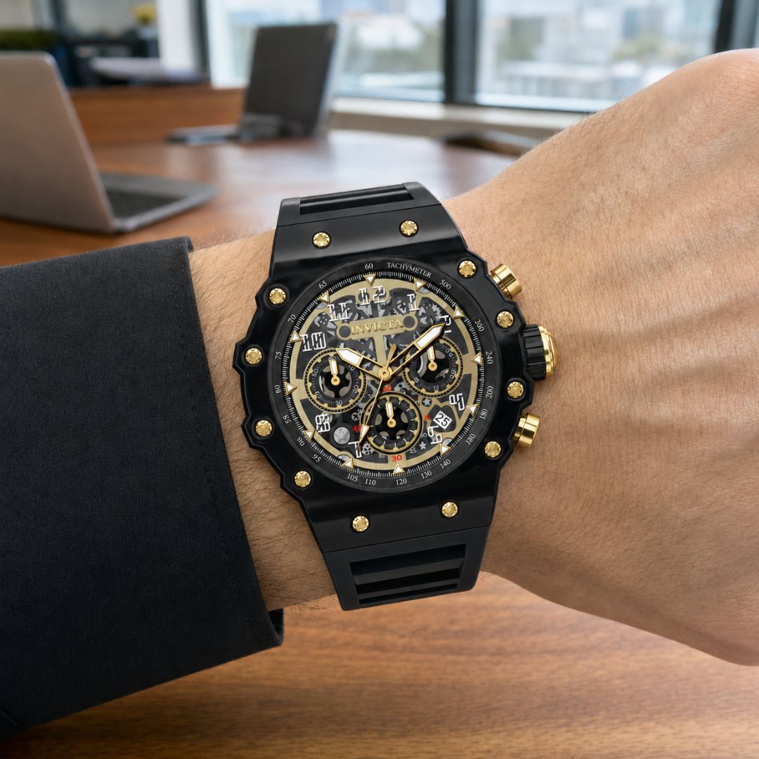Reloj Invicta Racing 69650 negro y dorado foto en muñeca