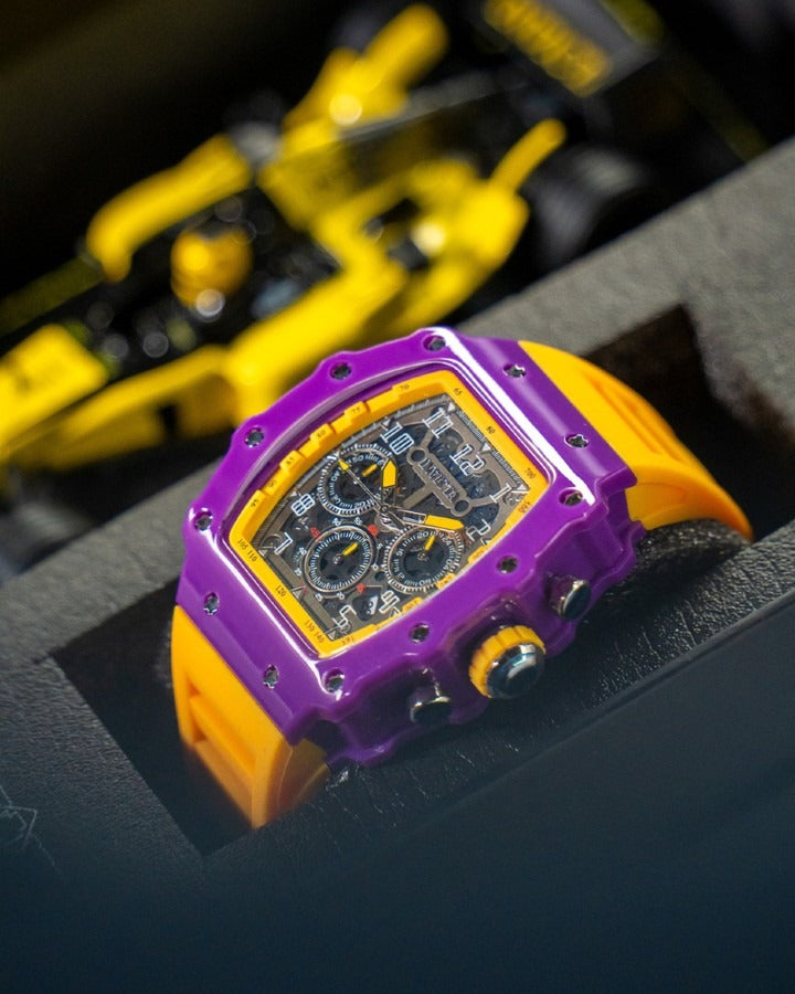 Reloj Invicta Racing 69699 original con diseño deportivo y esfera plateada.