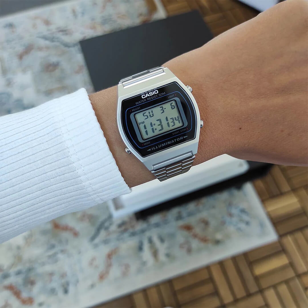 Reloj Casio B640WD-1AV puesto en la muñeca, estilo retro