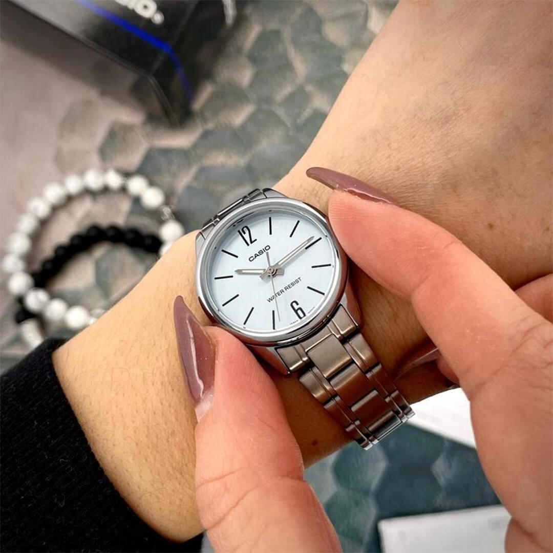 Vista lateral del Reloj Casio LTP-V005D-2BU con brazalete de acero plateado