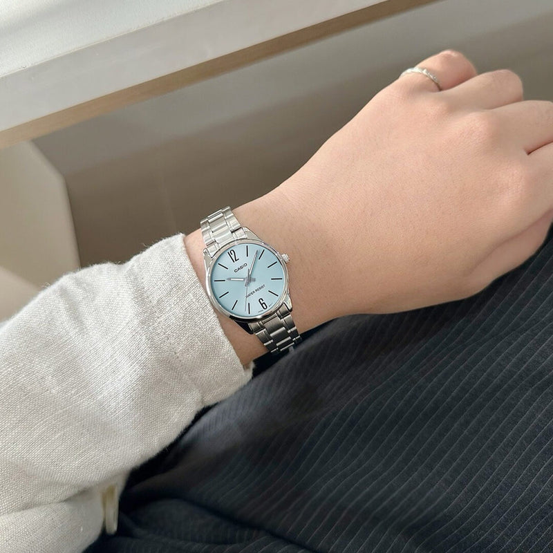 Reloj Casio LTP-V005D-2BU puesto en la muñeca, estilo clásico minimalista