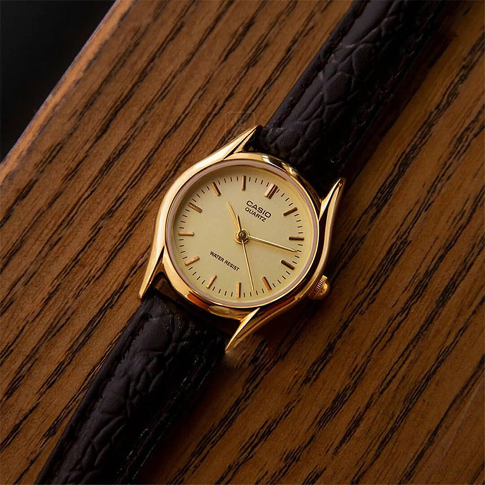 Detalle de la correa de cuero marrón del Reloj Casio LTP-1094Q-9A