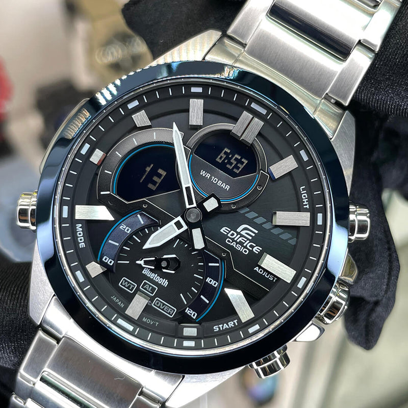 Reloj Casio Edifice ECB-30DB-1A-DF plateado-negro con correa de acero inoxidable y funciones modernas.