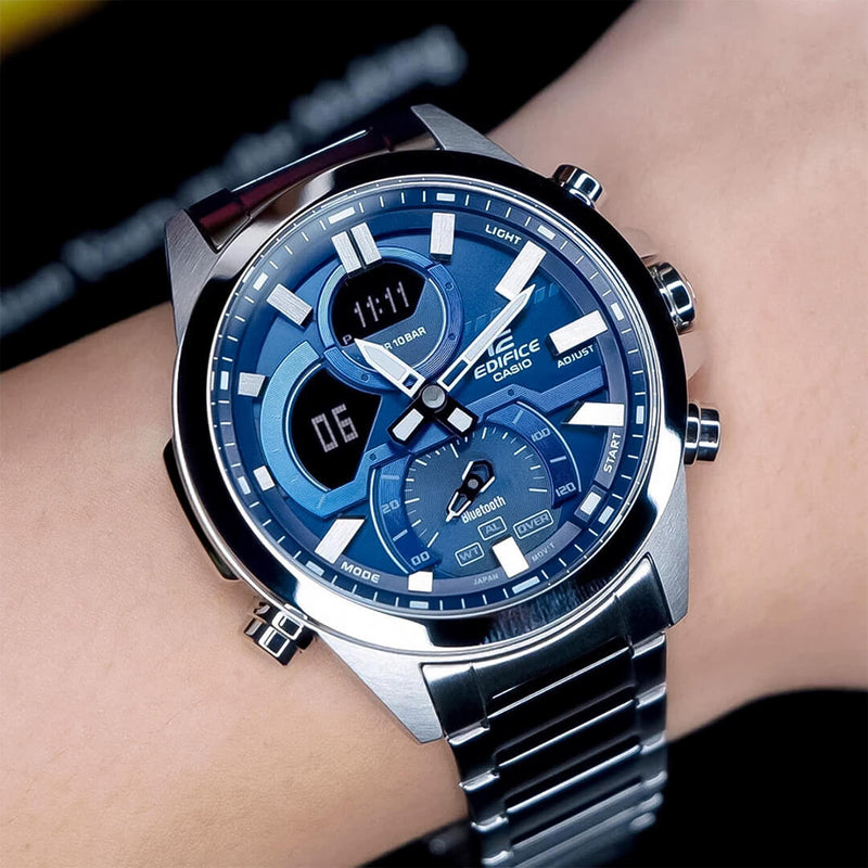 Reloj Casio Plateado-Azul ECB-30D-2AD con correa de acero inoxidable, estilo moderno y elegante para hombres.