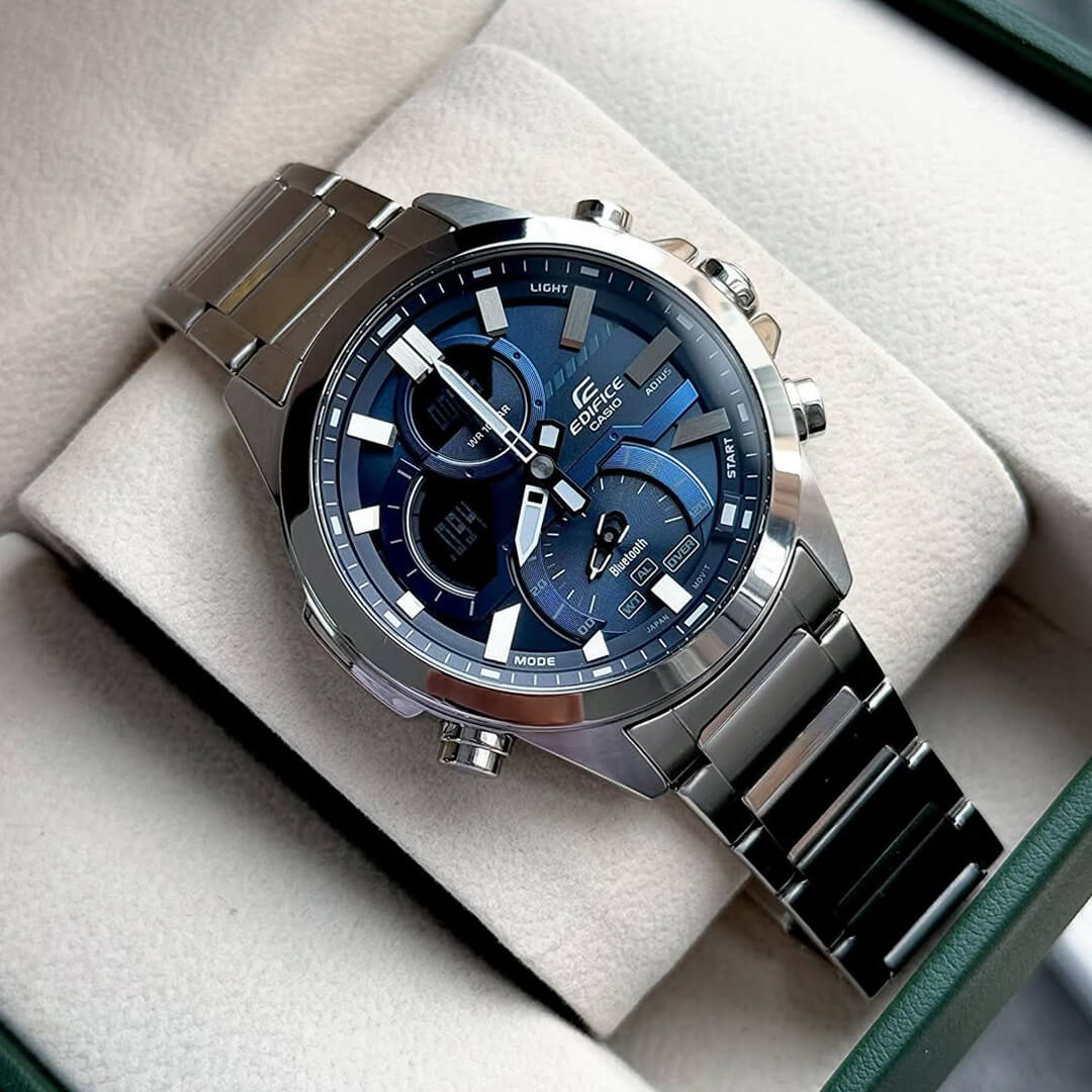 Reloj Casio Plateado-Azul ECB-30D-2AD en muñeca, elegante y moderno, correa de acero inoxidable, 100% original.