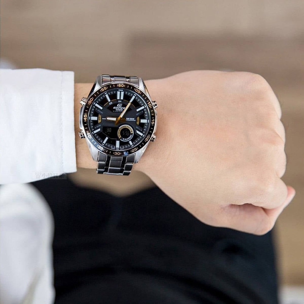 Reloj Edifice Plateado-Dorado EFV-C100D-1B, mostrando el diseño elegante y correa de acero inoxidable.