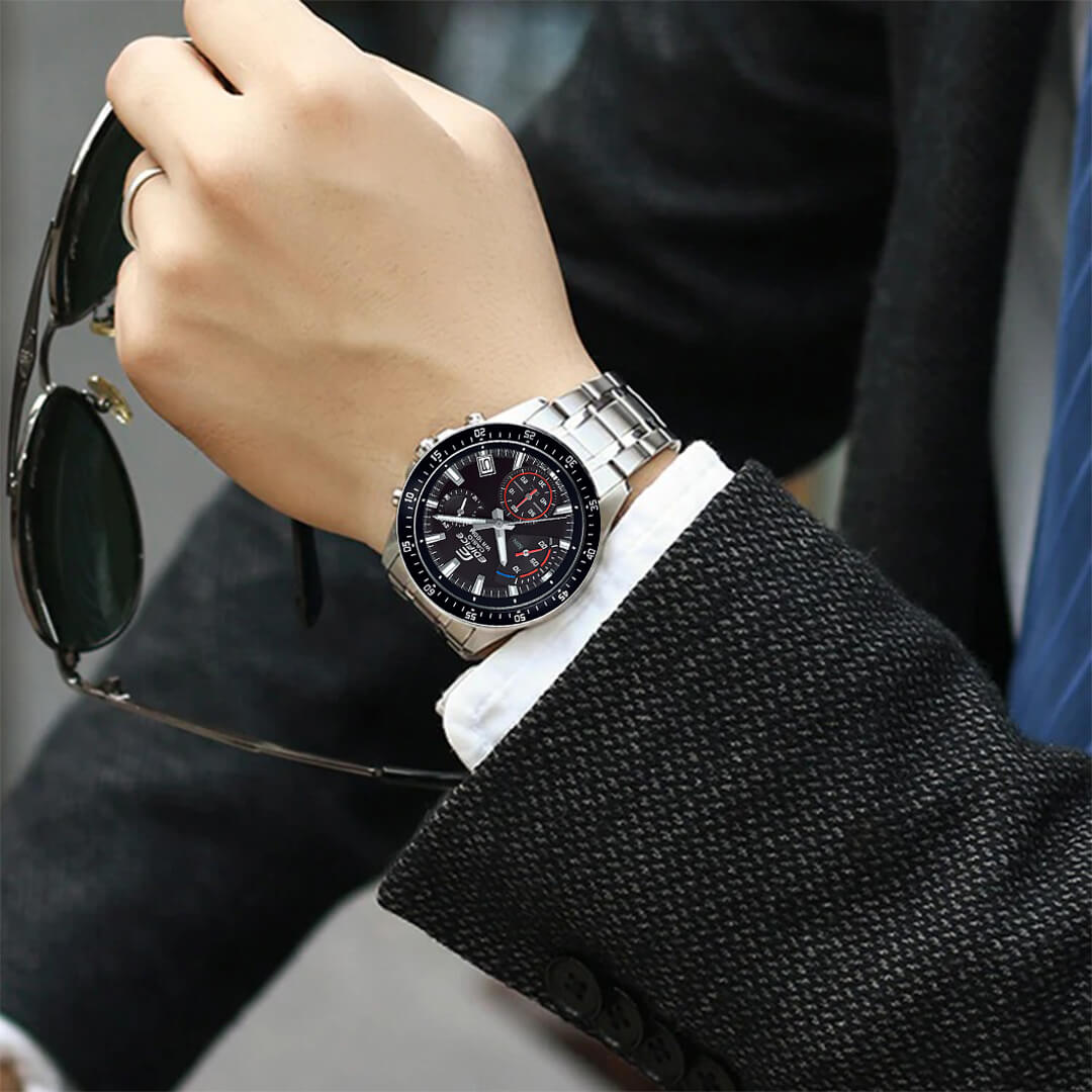 Detalle de la correa de acero inoxidable del reloj Casio EFV-540D-1A. Diseño moderno y elegante para el hombre actual.