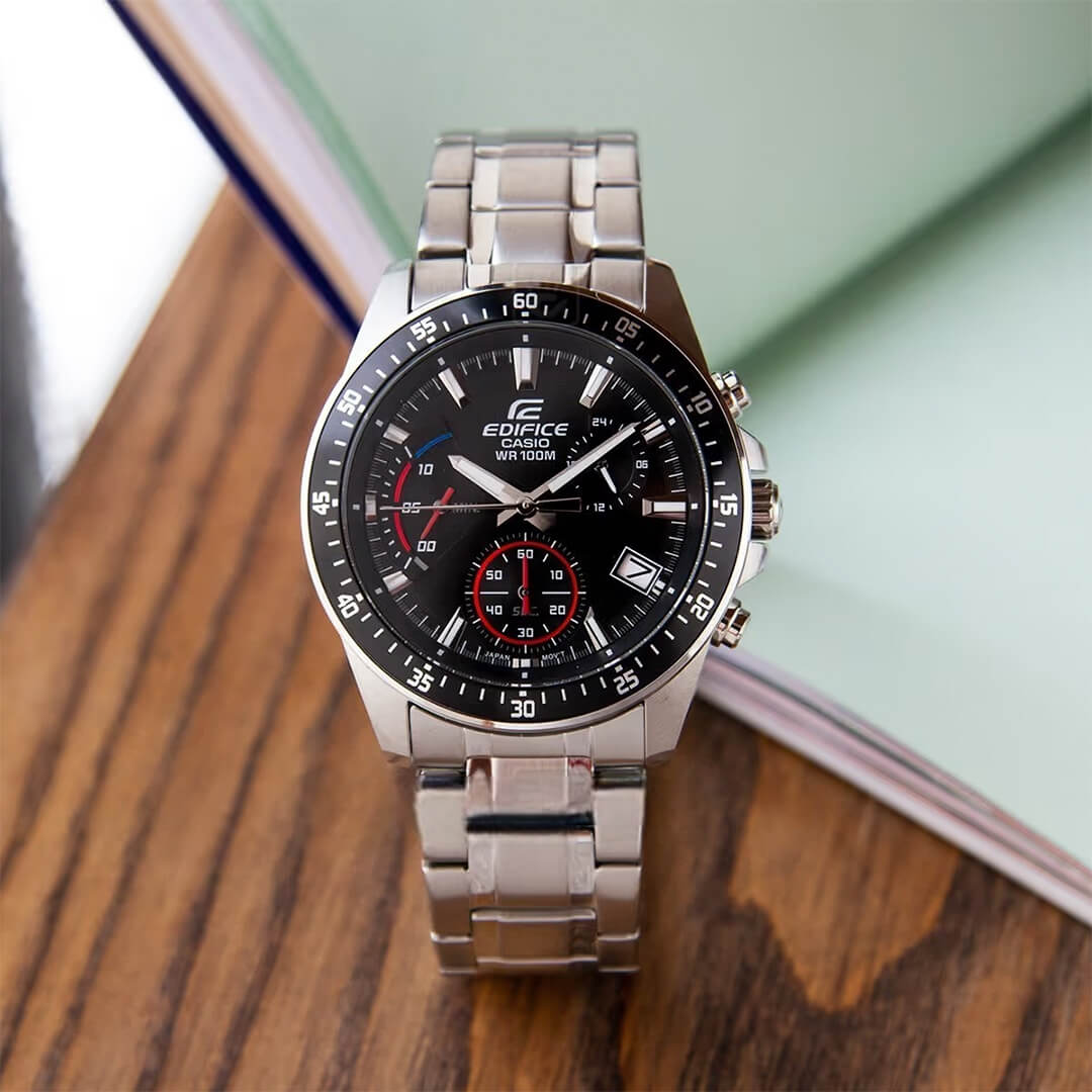 Detalle del reloj Casio Plateado-Negro EFV-540D-1A, con correa de acero inoxidable y diseño elegante.