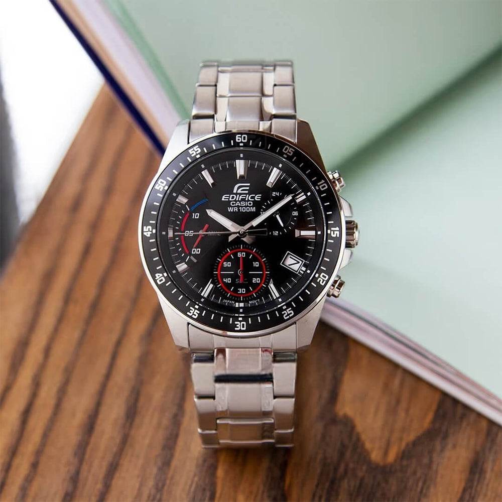 Detalle del reloj Casio Plateado-Negro EFV-540D-1A, con correa de acero inoxidable y diseño elegante.