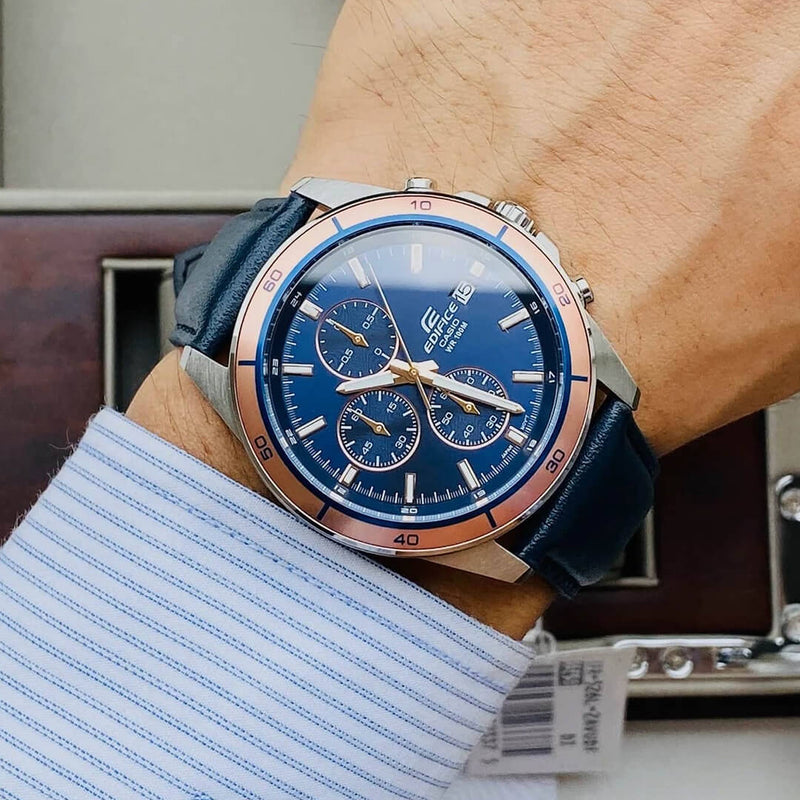 Reloj Casio Plateado-Azul EFR-526L-2AV con correa de cuero, diseño moderno y elegante para hombres.