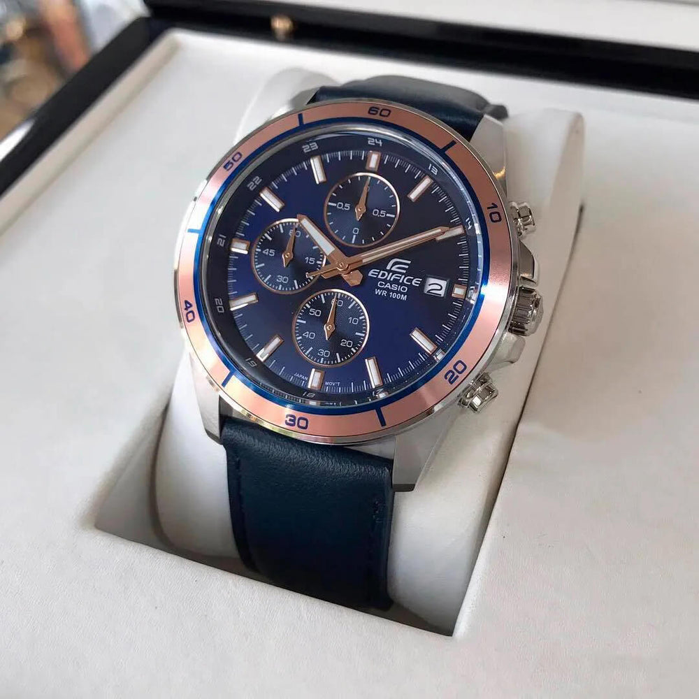 Reloj Casio EFR-526L-2AV con correa de cuero azul, vista posterior del diseño elegante y moderno.