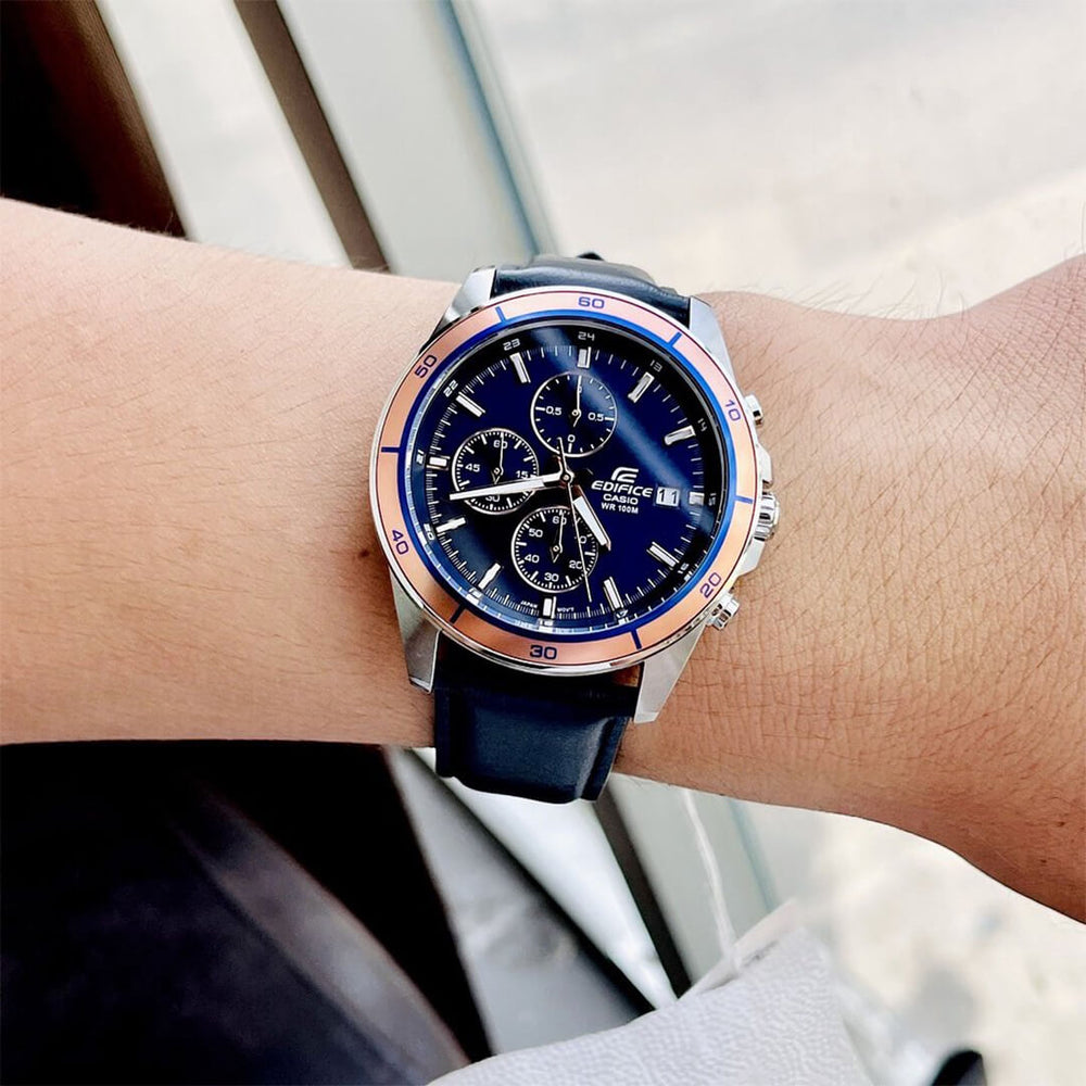Reloj Casio EFR-526L-2AV con correa de cuero azul y esfera plateada, elegante y moderno para el hombre actual.