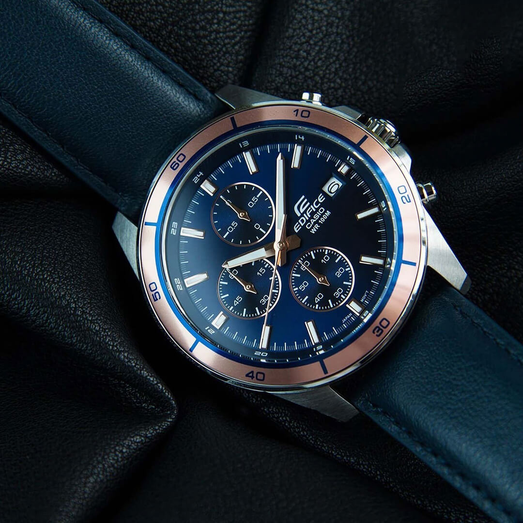 Reloj Casio Edifice Plateado-Azul, modelo EFR-526L-2AV, correa de cuero, diseño moderno y elegante.