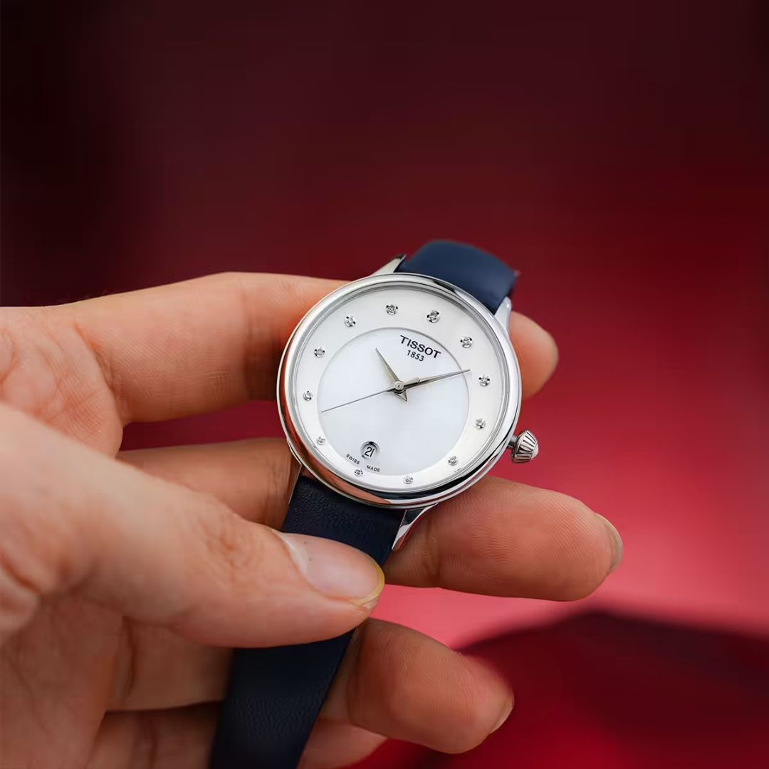 Tissot T1332101611600 para mujer: detalle del reloj sostenido en la mano